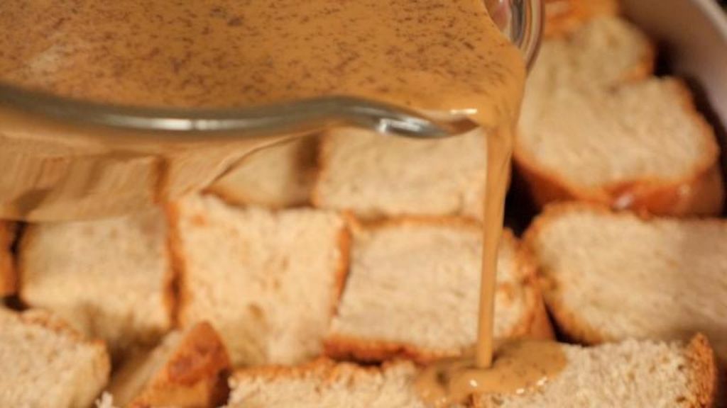 Πανεύκολη πουτίγκα με τσουρέκι και σιρόπι μελιού (vid)