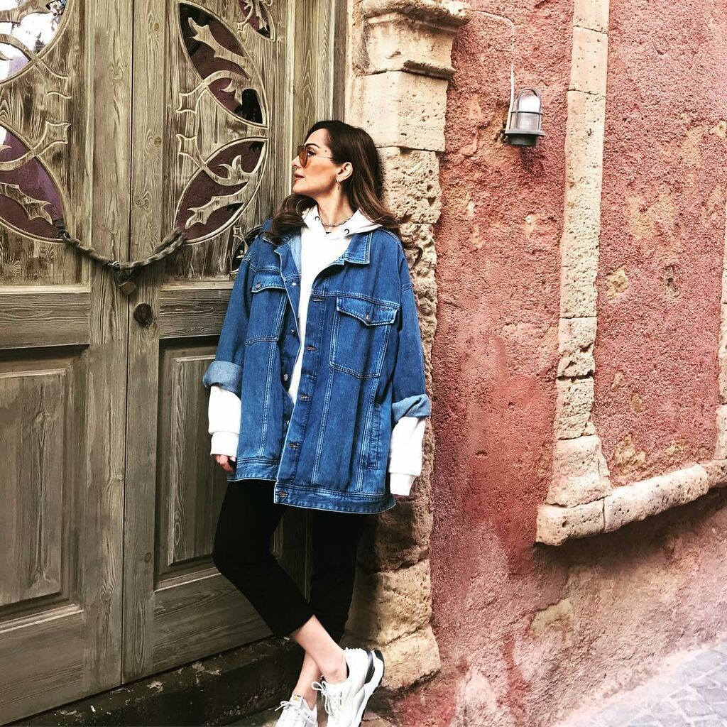 Δέσποινα Βανδή: Πρωινό: 1 φέτα μαύρο ψωμί με μέλι και τανίχι ή 2 φρούτα

Δεκατιανό: Γιαούρτι με μέλι ή λευκό τοστ με διπλή γαλοπούλα και τυρί χαμηλών λιπαρών

Μεσημεριανό: Σαλάτα με παντζάρια και τυρί χαμηλών λιπαρών ή σαλάτα σπανάκι-ρόκα και κοτόπουλ