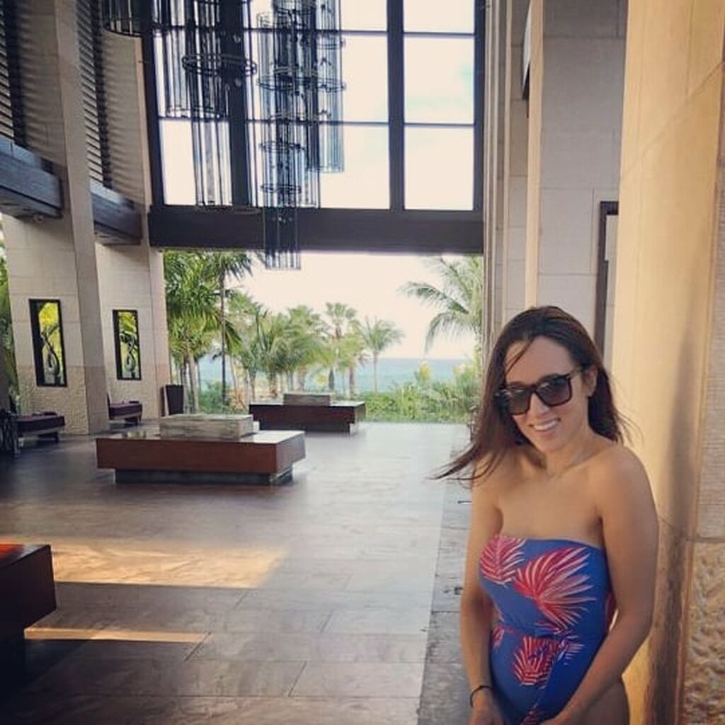 Καλομοίρα: «Για να διατηρούμαι κάνω γυμναστική κάθε μέρα και έχω αλλάξει τη διατροφή μου. Δεν τρώω τηγανιτά, θέλω να φύγει η κυτταρίτιδα. Δεν τρώω τηγανιτά εδώ και ένα χρόνο… Έκανα μία περίοδο Vegan δίαιτα, αλλά δεν είχα ενέργεια, ήμουν κουρασμένη, ξέσπαγ