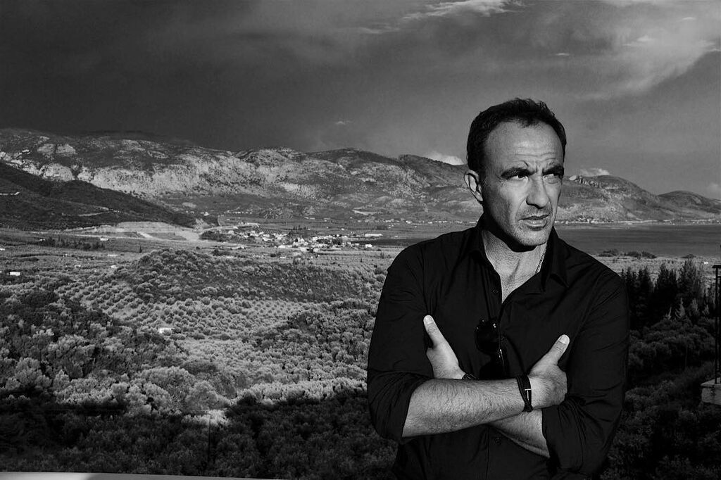 Ο Ανδρέας Αλιάγας, πατέρας του Νίκου, κατάφερε ως οικονομικός μετανάστης τη δεκαετία του ’60 να δημιουργήσει το δικό του ραφείο στο Παρίσι το οποίο και λειτούργησε έως την συνταξιοδότησή του.