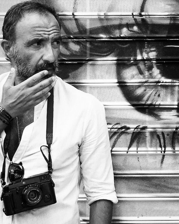 Ο διεθνούς φήμης  παρουσιαστής έχει διαγράψει σημαντική πορεία στην γαλλική τηλεόραση και κατά καιρούς έχει συνεργαστεί και με διάφορους τηλεοπτικούς σταθμούς στην Ελλάδα ενώ έχει λάβει σημαντικά βραβεία και στις δύο χώρες. 