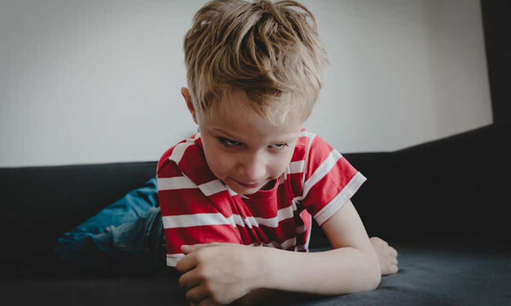 Η σχέση μας με το σύζυγό μας:
Τα παιδιά μιμούνται. Ο τρόπος που εμείς και ο σύντροφός μας συμπεριφερόμαστε μεταξύ μας αποτελεί –πάλι- πρότυπο. Ευτυχισμένοι γονείς κάνουν ευτυχισμένα παιδιά.
