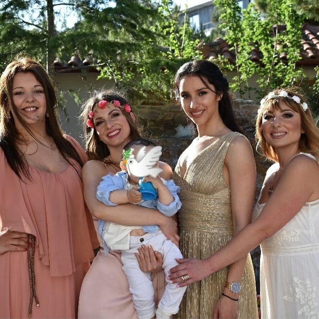 «Με τις υπέροχες νονες μας. Σας ευχαριστούμε για όλα», έγραψε και αμέσως δημοσίευσε και μια φωτογραφία με την οικογένειά της.