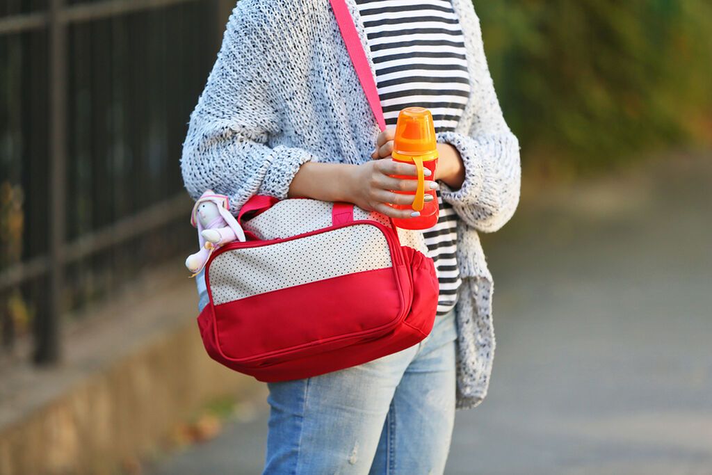 Φροντίστε να τα έχετε όλα πριν φύγετε για τη βόλτα σας και όταν επιστρέψετε, απλά αντικαταστήστε τις πάνες που λείπουν και όλα εκείνα που χρησιμοποιήσατε με καινούρια πράγματα ώστε να έχετε έτοιμη την τσάντα αλλαξιέρα για την επόμενη εξόρμησή σας.