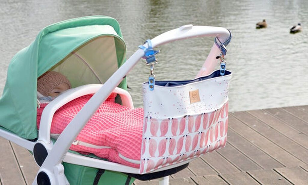 Χρήσιμα πράγματα που θα χρειαστεί μια μαμά: Πορτοφόλι, μπλοκ, στυλό, κινητό, τσίχλες, γυαλιά ηλίου