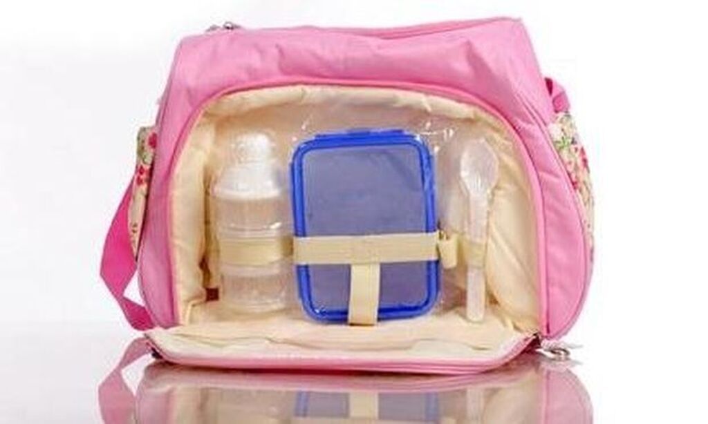 Έξτρα χρήσιμα πράγματα: Χαρτομάντιλα, καλύμματα θηλασμού, φαρμακείο, νυχοκόπτη, αμπούλες φυσιολογικού ορού, παιχνίδια (ανάλογα την ηλικία του)