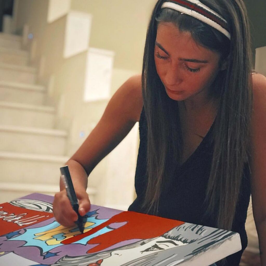 Η Χριστιάνα σε αυτή τη φώτο φαίνεται να ολοκληρώνει ένα από τα έργα της!