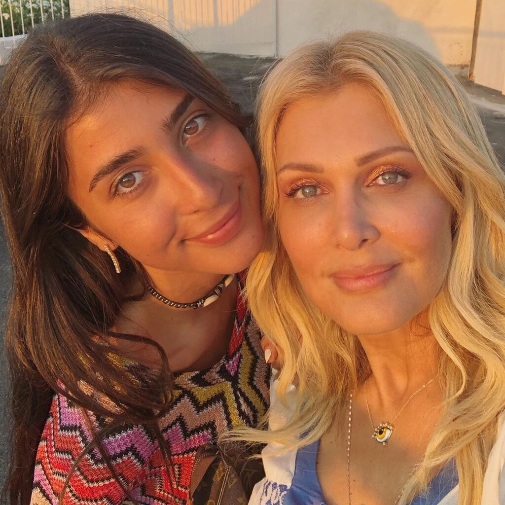 «Ποσο περήφανη είμαι για σένα @bettak για ακόμη μια σου κατάκτηση..τοσο ευγνώμων που είμαι μητέρα σου..#unconditionallove #natasatheodoridou @cityuniversitylondon @theloopissue #love ?‍♀️», σχολίασε κάτω από τη φωτογραφία η περήφανη μαμά!