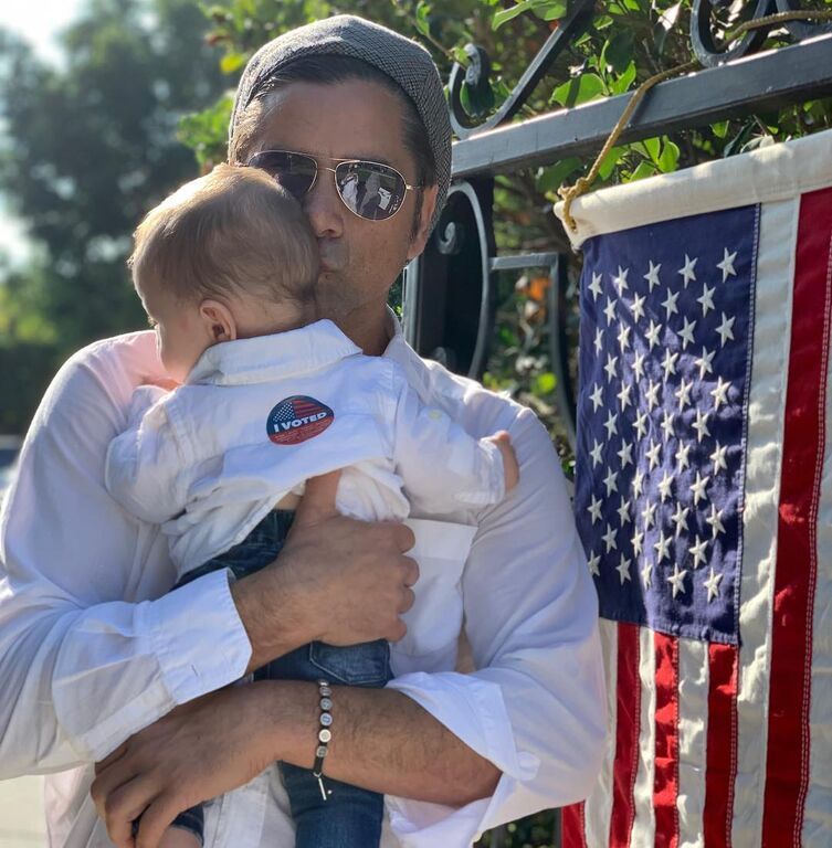 John Stamos: Ξετρελαμένος με το γιο του και ιδού οι αποδείξεις  (pics) 