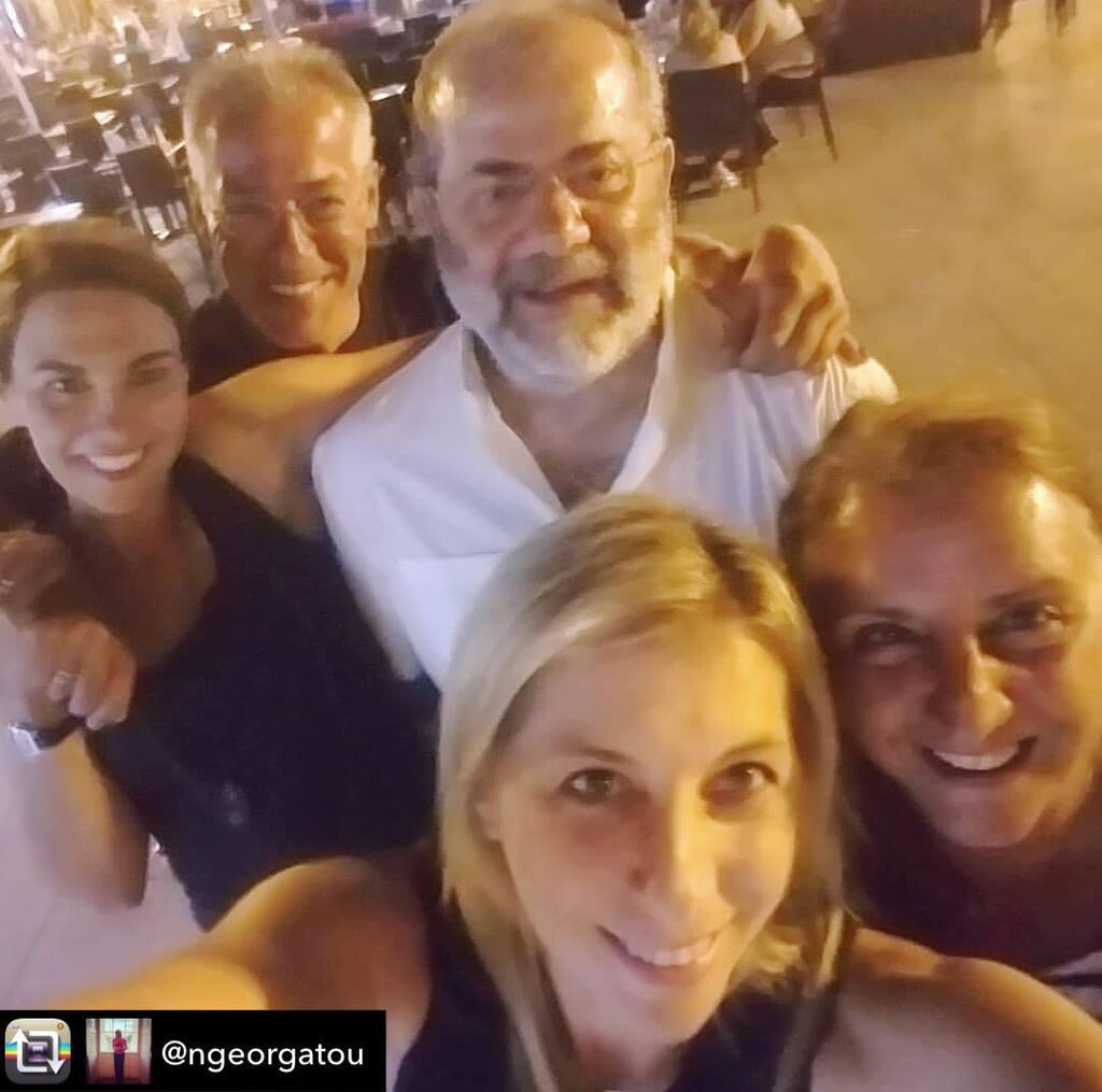 Και η αμέσως επόμενη ένα μήνα μετά. Που δημοσίευσε αυτή τη φωτογραφία παρέα με φίλους σχολιάζοντας: «#kefalonia #lixouri #summernights #friends»