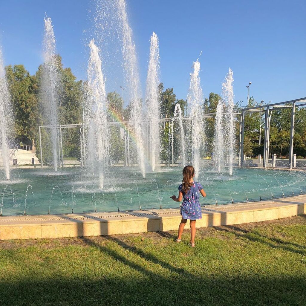 Φέτος, η μεγάλη κόρης της Σταματίνας Τσιμτσιλή και του Θέμη Σοφού θα πάει πρώτη Δημοτικού και σήμερα είναι η πρώτη της μέρα στο σχολείο. Με αφορμή αυτήν την πολύ ιδιαίτερη περίσταση, η  αγαπημένη παρουσιάστρια ανέβασε τη φωτογραφία που βλέπετε παραπάνω με