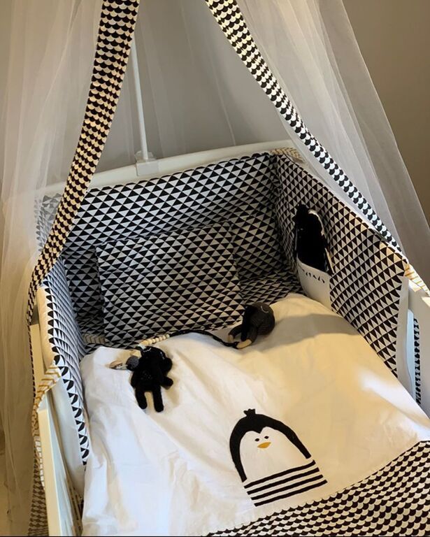 Χθες η διάσημη μανούλα μοιράστηκε μαζί μας για πρώτη φορά, μία φωτογραφία στην οποία μας δείχνει την κούνια του μικρού Αντώνη. Η κούνια είναι λευκή, ενώ για σεντονάκι και μαξιλάρι, έχει επιλέξει τις αποχρώσεις του μαύρου και του άσπρου, του αγαπημένου της