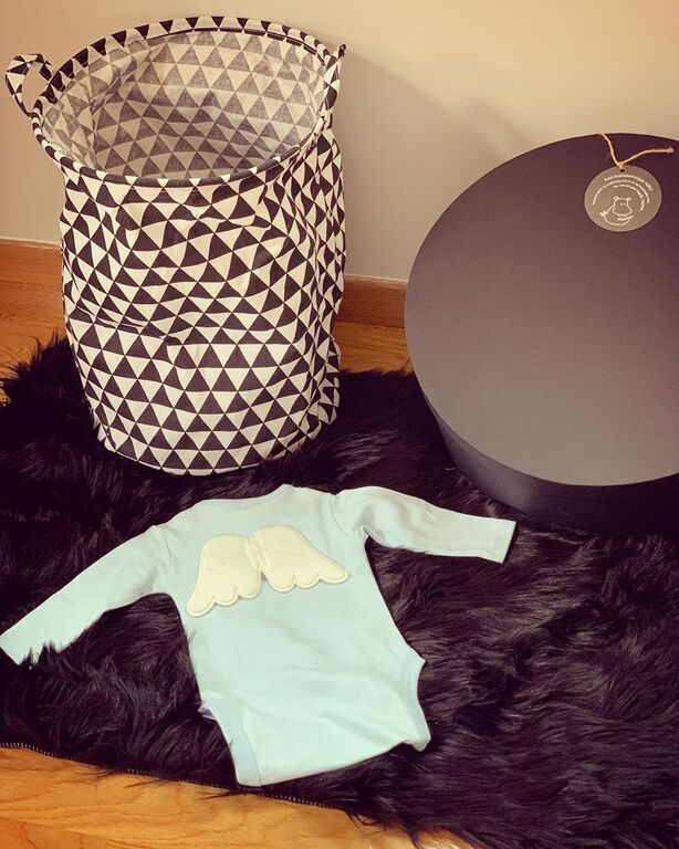 Στο παρελθόν είχε ανεβάσει και τη φωτογραφία που βλέπετε παραπάνω, στην οποία βλέπουμε μία ακόμη γωνία του παιδικού δωματίου. Και εκεί, το ασπρόμαυρο κυριαρχεί, ενώ για τον τοίχο έχουν επιλέξει ένα γκρι χρώμα.