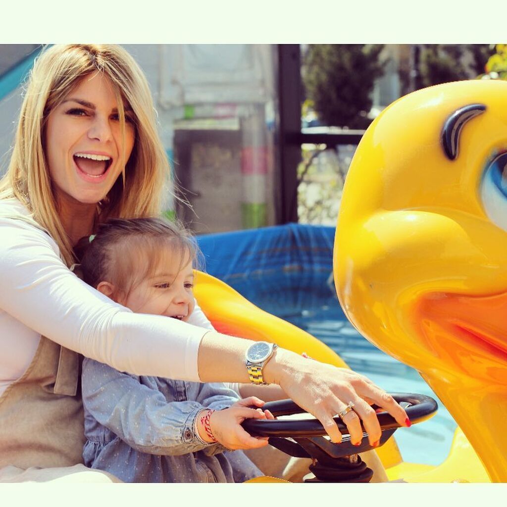 Η πρώτη τους κόρη, η Κατερίνα, έχει πλέον μεγαλώσει αρκετά και είναι μία μικρή δεποινίδα. 