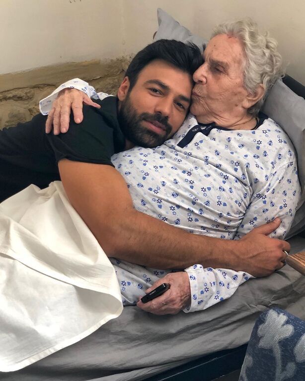 «8 λέξεις»: Δεν φαντάζεστε ποιος γνωστός ηθοποιός και σκηνοθέτης είναι θείος του αγοριού (pics+vid) 