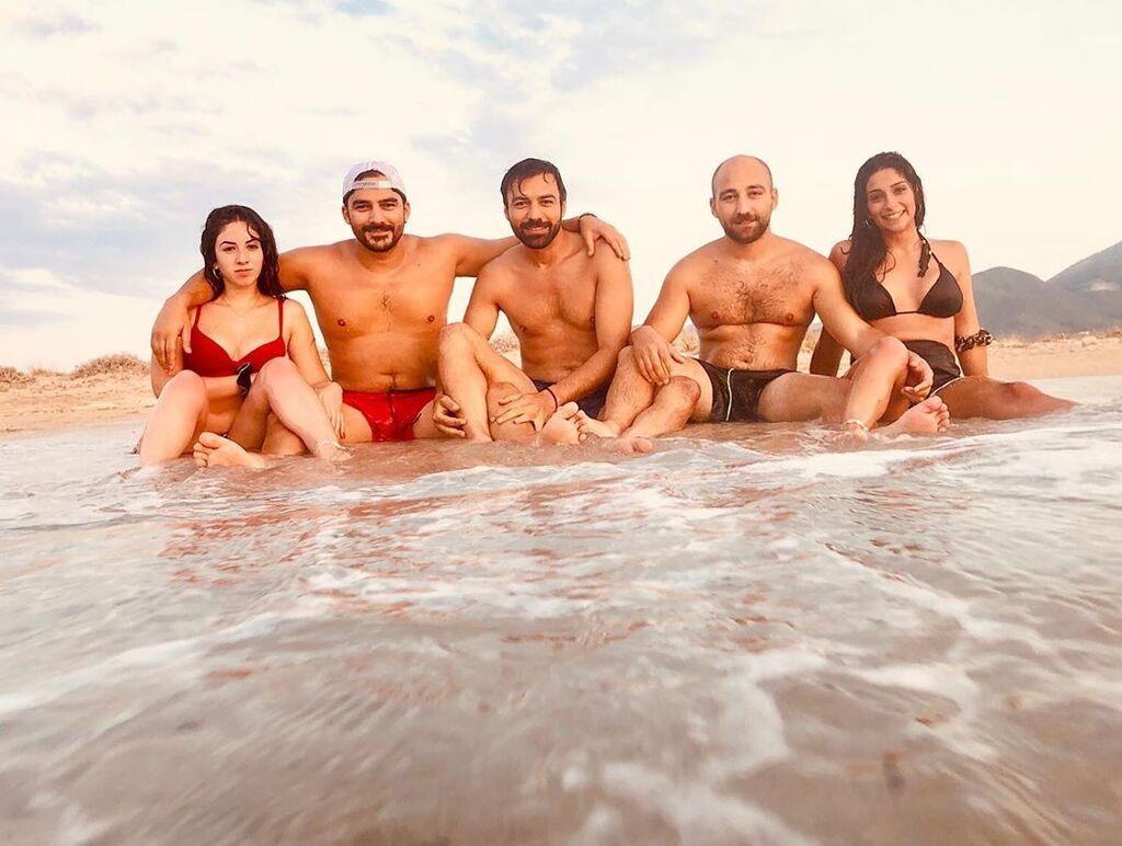 «8 λέξεις»: Δεν φαντάζεστε ποιος γνωστός ηθοποιός και σκηνοθέτης είναι θείος του αγοριού (pics+vid) 