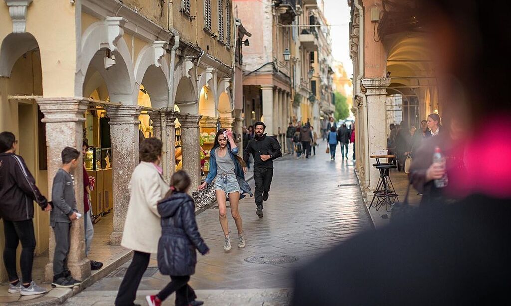 «8 λέξεις»: Δεν φαντάζεστε ποιος γνωστός ηθοποιός και σκηνοθέτης είναι θείος του αγοριού (pics+vid) 