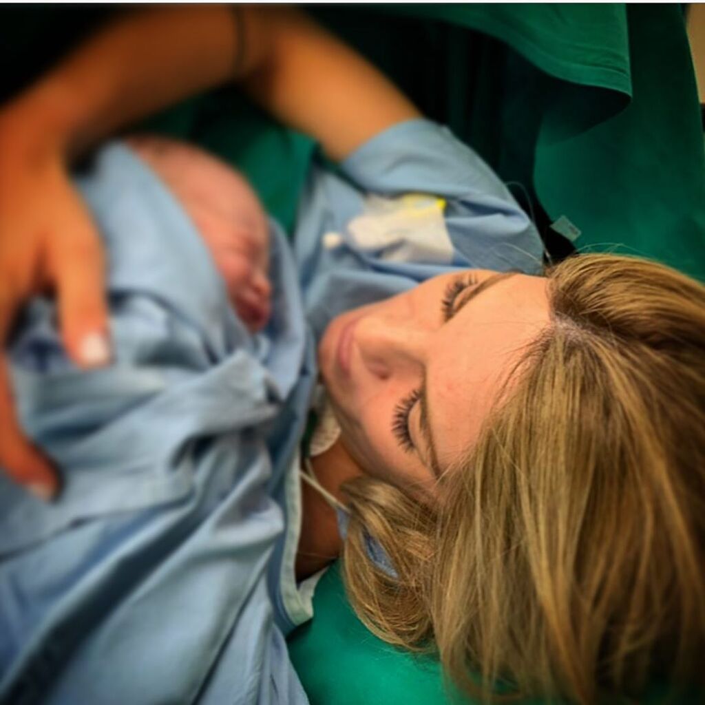 Η κόρη και ο γιος της Νατάσας Σκαφίδα και του Γιάννη Βαρδή.