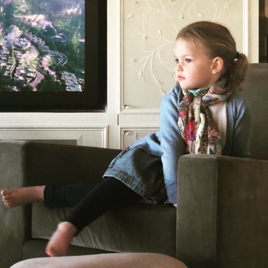 Pierce Brosnan: Θα πάθετε πλάκα με την κούκλα εγγονή του (pics)