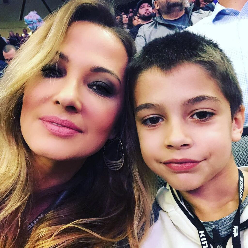 Οι δύο γιοι και η κόρη της είναι η πρώτη της προτεραιότητα και πολύ συχνά μοιράζεται μαζί μας στιγμές από την καθημερινότητά τους. 