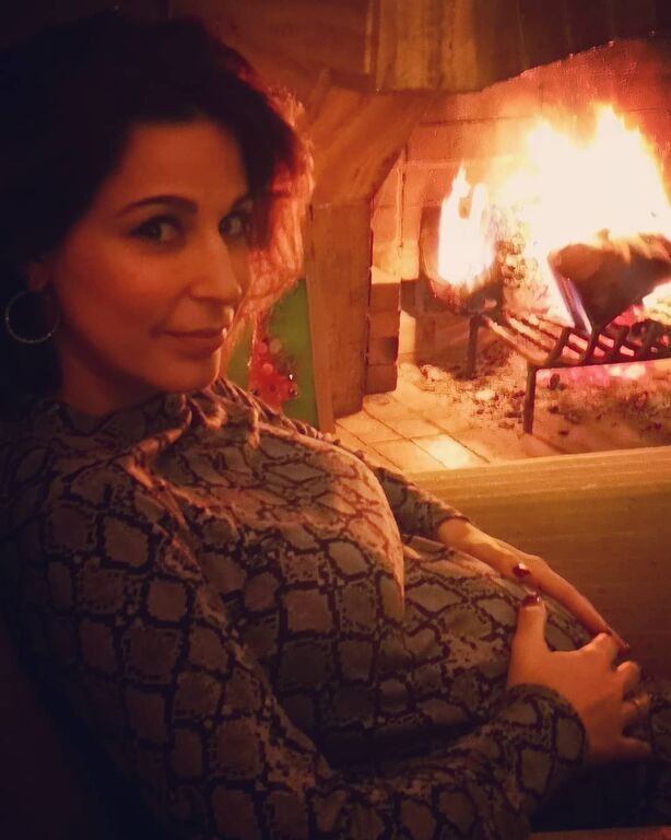 #1 Το 2019 βρήκε την Κατερίνα Παπουτσάκη σε προχωρημένη εγκυμοσύνη. Τρεις μήνες μετά έφερε στον κόσμο στο δεύτερο παιδάκι της. Αυτή είναι από τις πρώτες φωτογραφίες του 2019 και τη διαλέξαμε γιατί είναι τόσο ζεστή και γλυκιά. 