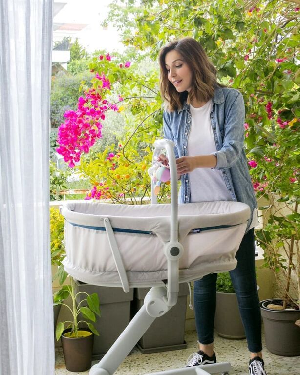 #7 Μαμά και γιος σε ένα ακόμη  στιγμιότυπο. Αυτή τη φωτογραφία τη διαλέξαμε γιατί παίρνουμε μία γεύση από το υπέροχο μπαλκόνι της Κατερίνας Παπουτσάκη με τα καταπράσινα φυτά.