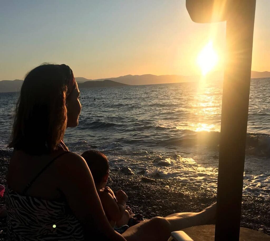 #8 Μία από τις πιο όμορφες καλοκαιρινές φωτογραφίες της ηθοποιού. Η νέα μαμά κρατάει τον γιο της στην αγκαλιά και ατενίζει το ηλιοβασίλεμα. 