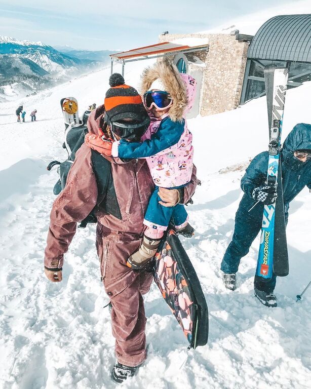 Πριν από μερικές ημέρες, η διάσημη μαμά ανέβασε τη φωτογραφία που βλέπετε παραπάνω από τα χιόνια. Η Έφη Βρακά λατρεύει την άθληση και τα σπορ και αυτό φαίνεται!