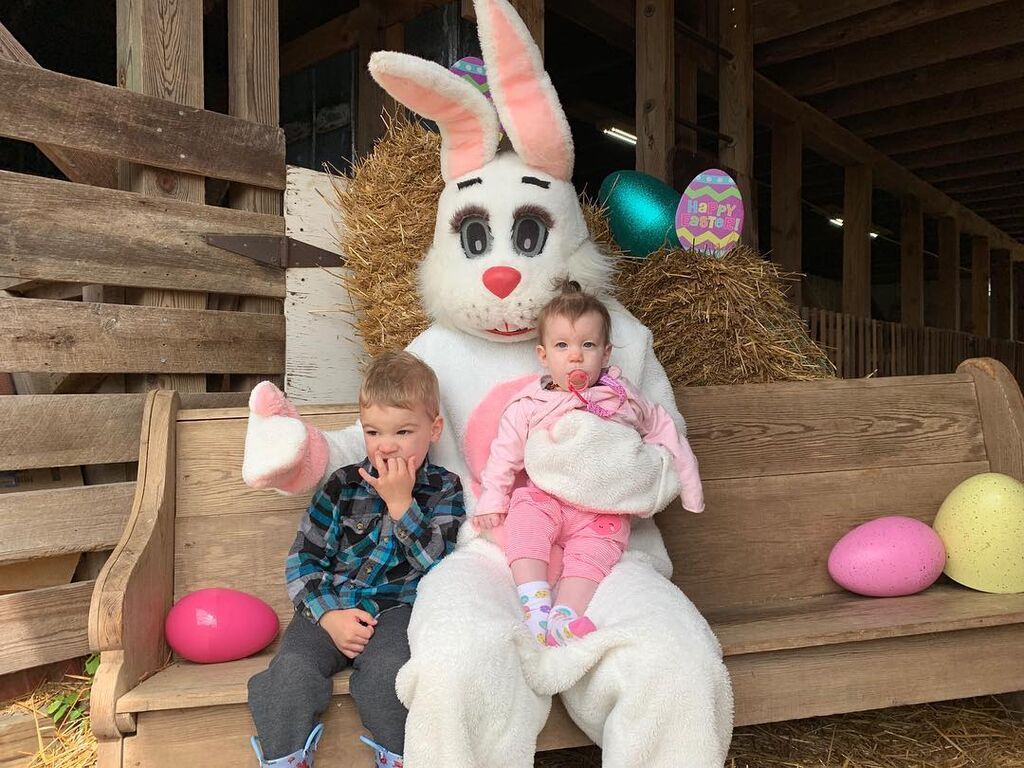 Παιδιά φωτογραφίζονται με το λαγουδάκι του Πάσχα και χαρίζουν άφθονο γέλιο (pics) 
