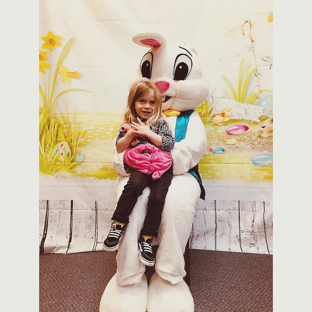 Παιδιά φωτογραφίζονται με το λαγουδάκι του Πάσχα και χαρίζουν άφθονο γέλιο (pics) 