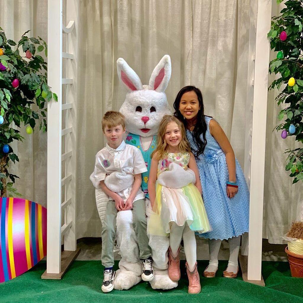 Παιδιά φωτογραφίζονται με το λαγουδάκι του Πάσχα και χαρίζουν άφθονο γέλιο (pics) 