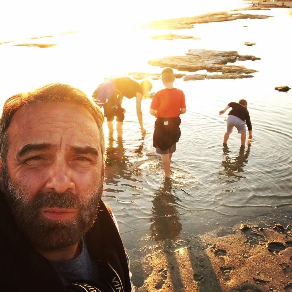 Η Νάταλι Κάκκαβα πήγε να μαζέψει κοχύλια μαζί με την οικογένειά της. Ο Γρηγόρης Γκουντάρας σχολίασε κάτω από τη φωτογραφία: «Μία βόλτα με την οικογένεια❤️ για κοχυλάκια(αξιομνημόνευτη πια...??)και μία ψυχολογία που κάνει τεράστια σκαμπανεβάσματα μέσα στο 