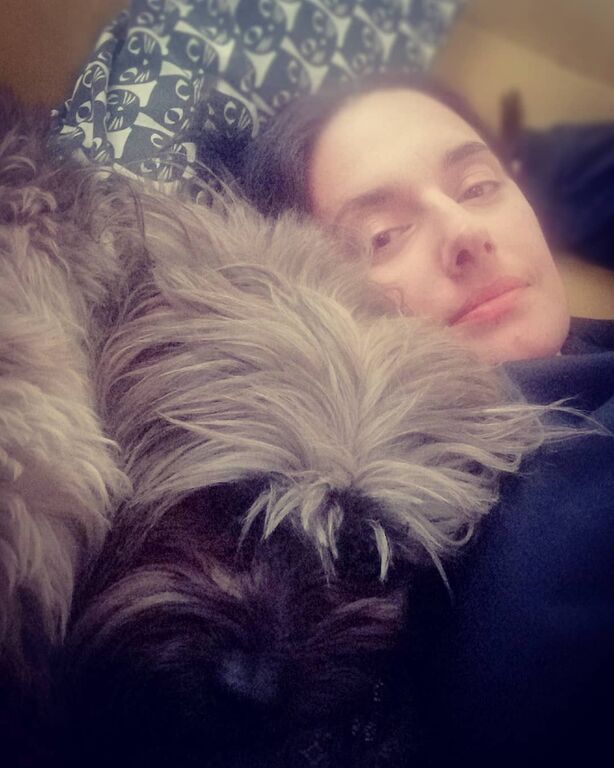 Νόνη Δούνια: «#menoumespiti #kanapes #timeforcuddles @gizmothedoggr #?❤️ Αγάπη δίνεις, αγάπη θα λάβεις!»