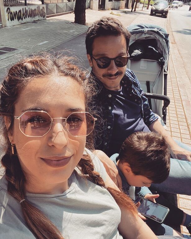 Αντιγόνη Ψυχράμη: «Μα τι ωραία μέρα...βγήκαμε για τον συνηθισμένο μας περίπατο!!!Το καρότσι μας χάλασε και ο Χάρης απεγνωσμένα ψάχνει μάταια για να πάρει τηλέφωνο τον μάστορα!!!!»