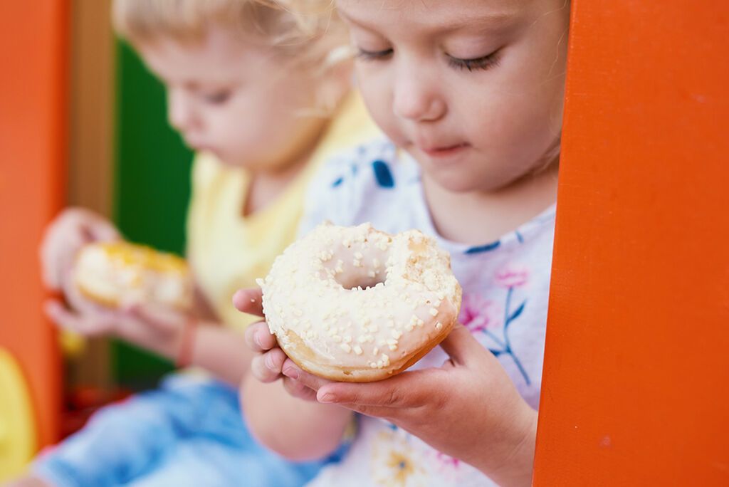 Προγραμματίστε τα γεύματα και τα σνακ μέσα στην ημέρα: Όταν σχεδιάζετε προσεκτικά θα μειώσετε και την ξαφνική του επιθυμία να φάει “κάτι πρόχειρο” . Επιλέγετε πολλά φρούτα στα σνακ και λαχανικά στο κυρίως γεύμα.
