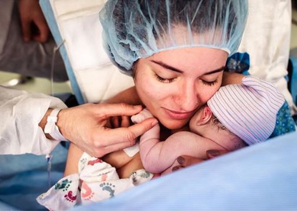 Τα συναισθήματα μίας μαμάς δευτερόλεπτα μετά τον τοκετό μέσα από συγκλονιστικές φωτογραφίες (pics)