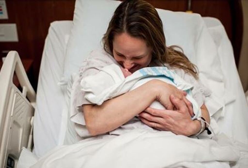 Τα συναισθήματα μίας μαμάς δευτερόλεπτα μετά τον τοκετό μέσα από συγκλονιστικές φωτογραφίες (pics)
