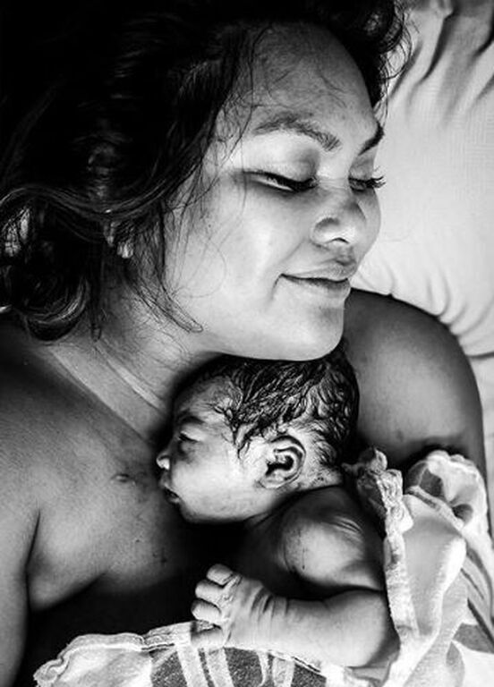 Τα συναισθήματα μίας μαμάς δευτερόλεπτα μετά τον τοκετό μέσα από συγκλονιστικές φωτογραφίες (pics)