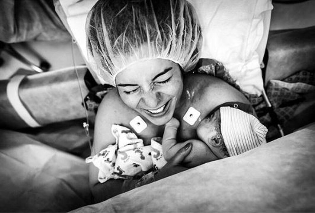 Τα συναισθήματα μίας μαμάς δευτερόλεπτα μετά τον τοκετό μέσα από συγκλονιστικές φωτογραφίες (pics)