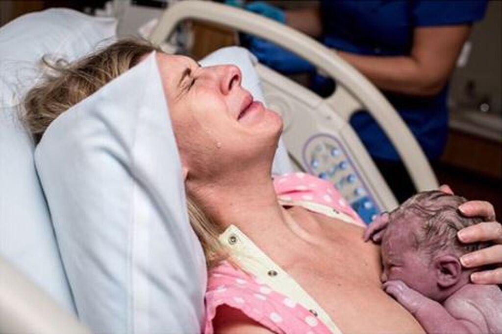 Τα συναισθήματα μίας μαμάς δευτερόλεπτα μετά τον τοκετό μέσα από συγκλονιστικές φωτογραφίες (pics)