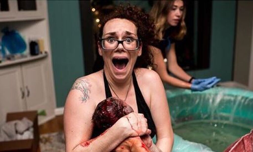 Τα συναισθήματα μίας μαμάς δευτερόλεπτα μετά τον τοκετό μέσα από συγκλονιστικές φωτογραφίες (pics)