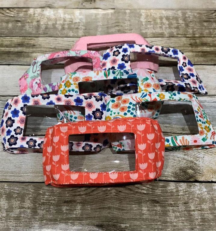 Κωφή μαμά φτιάχνει ειδικές μάσκες για κωφάλαλους (pics)