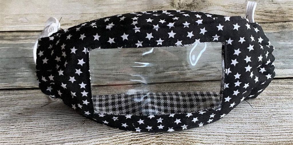 Κωφή μαμά φτιάχνει ειδικές μάσκες για κωφάλαλους (pics)