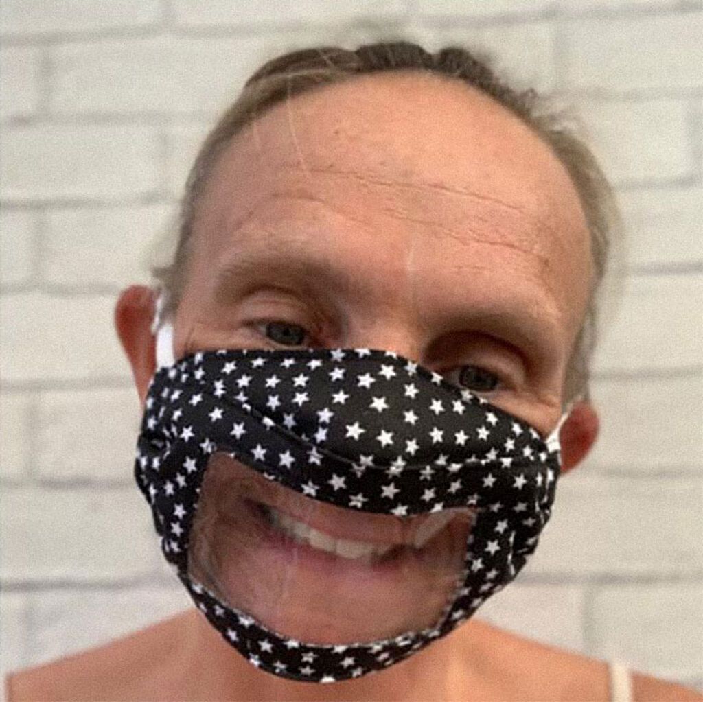 Κωφή μαμά φτιάχνει ειδικές μάσκες για κωφάλαλους (pics)