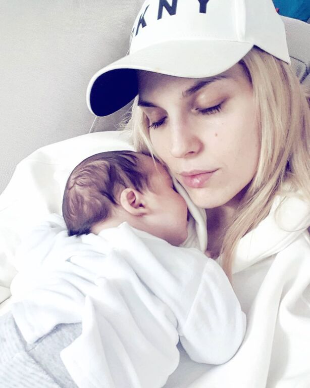 Οι βραδινές αγκαλιές Ελληνίδας μαμάς με τον γιο της (pics)