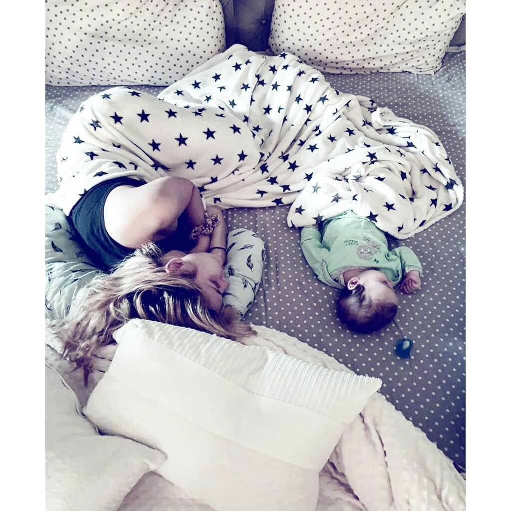 Οι βραδινές αγκαλιές Ελληνίδας μαμάς με τον γιο της (pics)