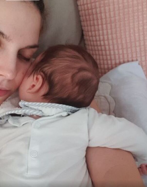 Οι βραδινές αγκαλιές Ελληνίδας μαμάς με τον γιο της (pics)