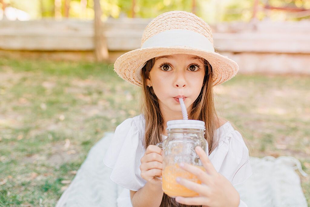 Ροζ γκρέιπφρουτ: Θα χρειαστείτε χυμό από ροζ γκρέιπφρουτ, λίγη καστανή ζάχαρη, λίγες σταγόνες χυμό λεμονιού, λίγη σόδα και δύο φύλλα μέντας για διακόσμηση.