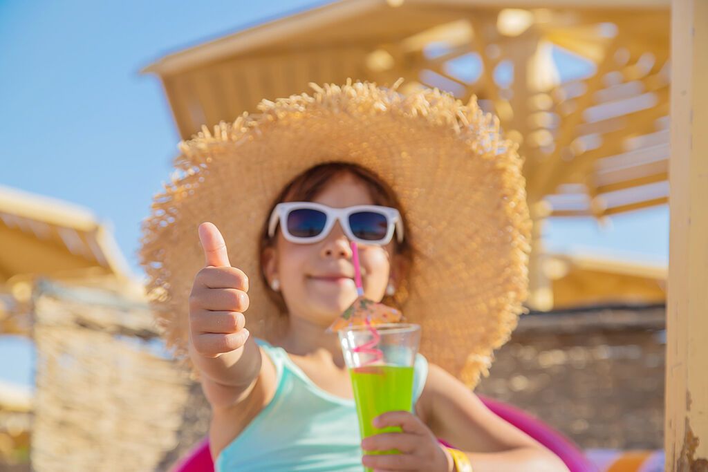 Πράσινο κοκτέιλ: Θα χρειαστείτε φρέσκια λεμονάδα, λεπτές φέτες αγγουριού, λίγο νερό, χυμό σταφυλιού και μια φέτα λεμόνι ή αγγούρι για τη διακόσμηση.