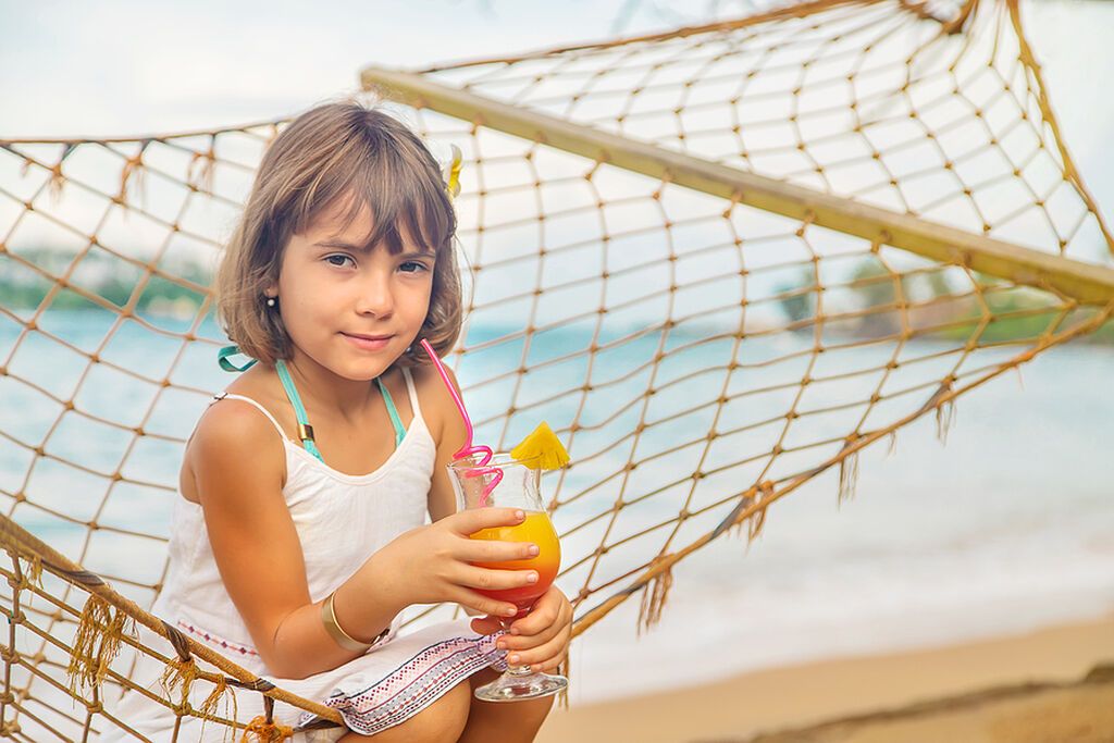 Ηλιοβασίλεμα: Θα χρειαστείτε χυμό ανανά, 1 κ.τ.σ γρεναδίνη και ένα κερασάκι maraschino για τη διακόσμηση.